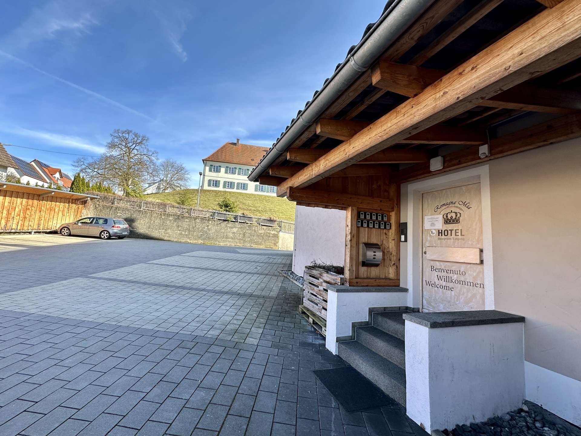 Außenansicht mit Parkplatz